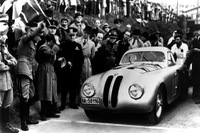 “コッパ・ブレシア”こと1940年のミッレミリアの様子。ブレシア周辺の公道で行われたこのレースで、「328」は総合優勝を果たした。