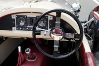 細身の大径リムと十字のスポークがクラシカルなステアリングホイール。ステアリング機構にパワーアシストは備わらない。