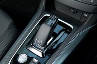 「GTi」を除く全車に・エィ・ダブリュ製の8段ATが搭載される。今回の改良では見た目の変更はほとんどアナウンスされていないが、シフトセレクターは新デザインとされている。