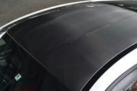 モータースポーツのテクノロジーを視覚的にも演出する「Mカーボンファイバールーフ」は、41万1000円のオプション。車両重量の低減や低重心化に貢献するという。