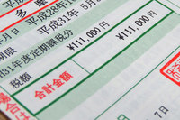 毎年、ビンボーな記者の肩にどっとのしかかる11万1000円の自動車税。結構な大金だが、今回のタイヤ交換代はこの3.6倍である。マジかよ。