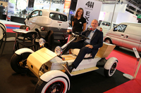     こちらは4Hという新興ブランド。自動車業界で長く働いたジャン-ミシェル・リッター氏（運転席）が、経営が思わしくなかった既存EVメーカーを買い取って発足した。彼による復興なるか。     