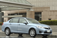 ハイブリッド版の「カローラ」は、2013年8月に販売がスタート。セダン「アクシオ」のほか、ワゴンの「フィールダー」も用意される。