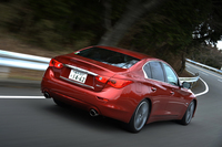 最新の「スカイライン」は、これまで目玉とされてきた“4輪操舵システム”を搭載していない。日産いわく「今回は、DASで十分なコーナリング性能が得られている」。
    