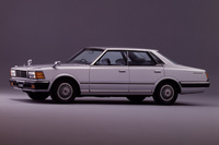 1980年「日産セドリック 4ドアハードトップ 2000ターボ ブロアム」（430型）。車幅を認識するためのマーカーが、フロントの両端に装着されている。