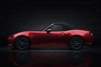 ソフトトップは、天井となる部分にアルミのパネルを入れることで走行時のバタつきを抑制。同時に、たるみのないすっきりとしたルーフラインを実現した。
    