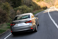 3リッタークラスの加速性能を実現したとうたわれるハイブリッド仕様の「IS300h」（写真は“バージョンL”）。テスト時には燃費値は未発表。