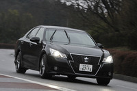 「アスリート」系には減衰力可変ショックアブソーバーの「AVS」が搭載される。4輪が連動して制振し、フラットな乗り心地を実現する。