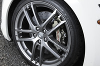 その名も「MCデザイン」と呼ばれるアルミホイール。組み合わされるタイヤのサイズは、前：255/35R20、後：295/35R20。