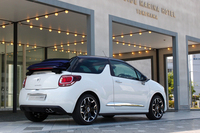 リアビュー。写真は、フルオープン状態のもの。