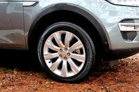 「SE」グレードの標準タイヤサイズは235/60R18。試乗車はオプションの235/55R19サイズを装着。
    