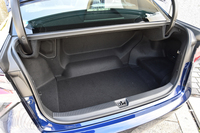 トランクルームの容量は361リッター。形状にもよるが、ゴルフバッグは3個収納できるという。パンク修理キット（床下）や給電用のコンセント（側面）も備わる。
    