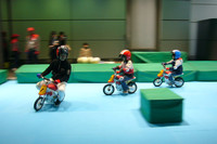 発表会場の外では、軽くデモンストレーションが行われた。中野隊長のあとについてチビッコが走らせるのは、最高速5km/hの電動キッズバイク。これで将来は立派なバイク好きに!?