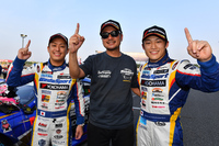 勝利を喜ぶ、LEXUS TEAM WedsSport BANDOHの3人。写真左から、関口雄飛、坂東正敬監督、そして国本雄資。