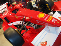 ホテル「マラネッロ・ビレッジ」のフロントにて。デスクの背後には、アロンソ、マッサのマシンが大胆にディスプレイされている。