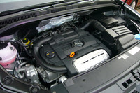 「シャラン」の心臓部。同じ排気量をもつ「ゴルフトゥーラン」のものより、若干パワフル。