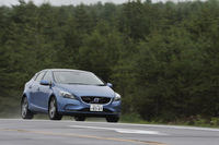 「V40」のクリーンディーゼル車の車両重量は1540kg。テスト車はパノラマガラスルーフ付きだったので、10kg増の1550kgとなっていた。
    