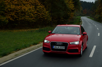 本国仕様のカラーバリエーションは、オプション設定の色も含めて全14色の設定となっている。