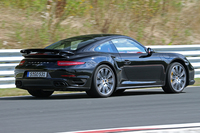 PAAを「パフォーマンス」モードにセットしてサーキットを駆ける「911ターボS」。このモードでは300km/h走行時に132kgのダウンフォースが作用するという。
