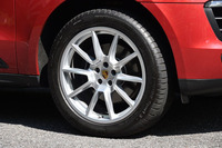 標準のタイヤサイズはフロント235/60R18、リア255/55R18。テスト車はオプションの20インチホイールを装着していたためフロント265/45R20、リア295/40R20となる。
