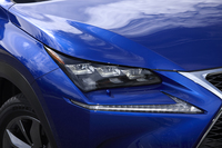 L字型の「3眼フルLEDヘッドランプ」は特徴的なディテールのひとつ。その下に見られる矢じり型のクリアランスランプは、片側あたり39個のLEDで構成されている。
    