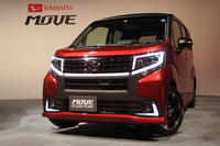 
    「ダイハツ・ムーヴカスタムRS“ハイパーSA”」。強さや高級感をウリとする、軽の代表的な個性派モデルである。
    