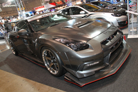 R35「GT-R」の心臓を4.1リッター、1020psまでチューンし、富士スピードウェイで純正ラジアルタイヤ装着車最速の1分43秒221を記録した「HKS TF&VARIS; KAMIKAZE-R」。
    