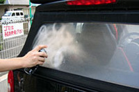 ビニール製リアウィンドウにスプレーし、ためしに左側（の内と外）だけ拭いてみる。
