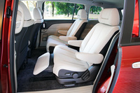 スーパーリラックスシートは、オートライトシステム、レインセンサーワイパーとのパッケージオプション（ユーティリティパッケージ）で4万7250円。