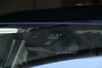 フロントウィンドウ上部内側に備わるカメラ。「車線逸脱警報システム」や「ハイ・ビーム・コントロールシステム」の機能を担う。