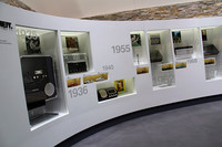 BMWは協力関係にあるバング＆オルフセン製オーディオを歴代実機とともに展開した。