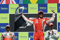 前戦ハンガリーGP、レースをリードしながらエンジンブローに泣いたフェリッペ・マッサ（中央）が今季4勝目をマーク。チャンピオンシップでも2位に浮上した。2位ルイス・ハミルトン（左）はポイントリーダーを堅持、3位ロバート・クビサ（右）は第7戦カナダGPで初優勝して以来の表彰台。（写真＝Ferrari）