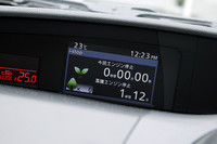 ダッシュボード中央に位置する、マルチインフォメーションディスプレイ。アイドリングストップした時間や、アイドリングストップの貢献度を樹木のグラフィックで表示する。