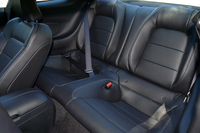 後席の様子。空間的には「プラス2」の域を出ないが、シートの作り自体は大ぶりだ。（写真＝中村孝仁）