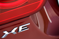 
    2014年9月のパリモーターショーで世界初公開された「ジャガーXE」。日本でもすでに「XEファーストエディション」（400台限定）と「XEアドバンテージエディション」（200台限定）という2種類の特別仕様車の受注が開始されている。
    