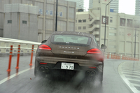 「パナメーラ4S」の駆動方式は、その名の示すとおり4WD。0-100km/h加速は4.8秒でこなす。
    