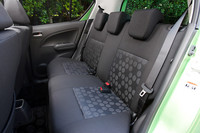 リアシートには、全席に3点式シートベルトとヘッドレストが備わる。