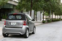 新デザインのフロントグリルや立体的なデザインのサイドスカート、リアスカートの採用でスポーティーな印象になった。