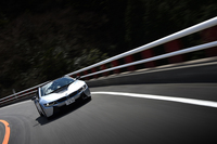 ワインディングロードを駆け上がる「i8」。0-100km/hの加速タイムは、4.4秒と公表される。
    