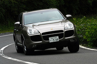 【スペック】カイエンターボ：全長×全幅×全高＝4782×1928×1699mm/ホイールベース＝2855mm/車重＝2355kg/駆動方式＝4WD/4.5リッターV8ターボインタークーラー付き（450ps/6000rpm、63.2kgm/2250-4750rpm）/車両本体価格＝1250.0万円（テスト車＝1360.5万円）テスト車のオプションは、「デュアルエグゾーストパイプ（8.5万円）」「サイドスカート（20.0万円）」「バイキセノンヘッドランプ＋ウォッシャー（14.0万円）」「スポーツシート（6.5万円）」「前席シートヒーター（6.5万円）」「スポーツシャシー（9.0万円）」「PSM（17.0万円）」「ホイールキャップ（2.5万円）」「6連奏CDチェンジャー（7.5万円）」「18インチカレラホイール（19.0万円）」