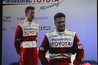 写真最上：2002年シーズンへ向けた新型F1マシンを発表するのは、トヨタがはじめて。ニューマシン「TS102」は、今年各サーキットをまわったテストマシン「TS101」とはまったく異なるものという。「コンサバティブにつくった」とは、チーフデザイナー、グスタフ・ブルナーのコメント。 写真2番目：ドライバーは、35歳のフィンランド人、ミカ・サロ（右）と、まもなく32歳になるイギリス人、アラン・マクニッシュ。20代の若手が活躍する最近のGPシーンにはめずらしい高齢（！？）ペアだ。