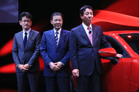 写真右から、マツダの小飼雅道社長兼CEO、商品本部の冨山道雄主査、デザイン本部の松田陽一チーフデザイナー。