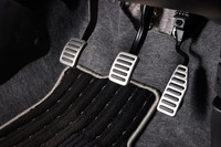 ステンレス製のABCペダル。クラッチは2速にダブルコーンシンクロを採用したほか、ダイアフラムスプリングの特性を見直すことでペダルストロークに対するクラッチペダルの荷重特性をよりリニア（直線的）なものとしている。