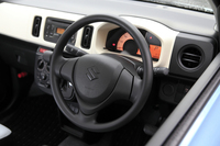 新型「アルト」には、「スイフト」にも搭載されている可変ギアレシオステアリングが新たに採用された。
    