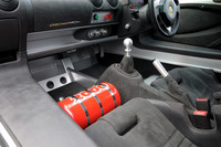 助手席の前には、消火剤入りのタンクが鎮座。サーキットユースを想定する「CUP260」だけに、クルマの内外で操作できるキルスイッチと自動消火システムが標準で備わる。