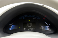 「リーフ」の計器盤。右にバッテリー残量と航続可能距離、左はリチウムイオンバッテリーの温度が表示される。センターには充電時間表示、電費表示、タイマー充電・タイマーエアコン確認画面などの車両情報が表示される。