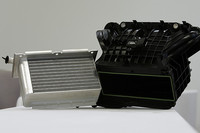 ターボによるシングルチャージャーシステムが効率よく力を発揮する理由のひとつが、インテークマニホールドに組み込まれる水冷式インタークーラー。意外なことに、フォルクスワーゲン初の水冷式インタークーラーだという。