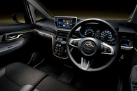 「カスタムRS“20th AnniversaryゴールドエディションSA II”」のインストゥルメントパネルまわり。