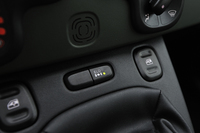 デフロック機構「ELD（Electronic Locking Differential）」の操作スイッチがセンターパネルに備わる。4WD仕様ならではの装備。