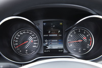 計器盤は2眼式。中央のマルチインフォメーションディスプレイには、写真のように過給圧や油温も表示できる。